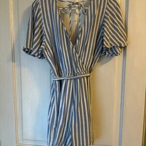 Trixxi Romper w V-neck and waist belt